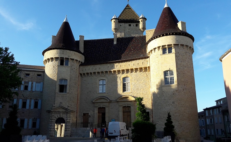 découvrez aubenas, une charmante ville située en ardèche, célèbre pour ses paysages enchanteurs, son patrimoine historique riche et ses activités de plein air. explorez les ruelles pittoresques, savourez la gastronomie locale et profitez des nombreuses possibilités d'aventures en pleine nature.