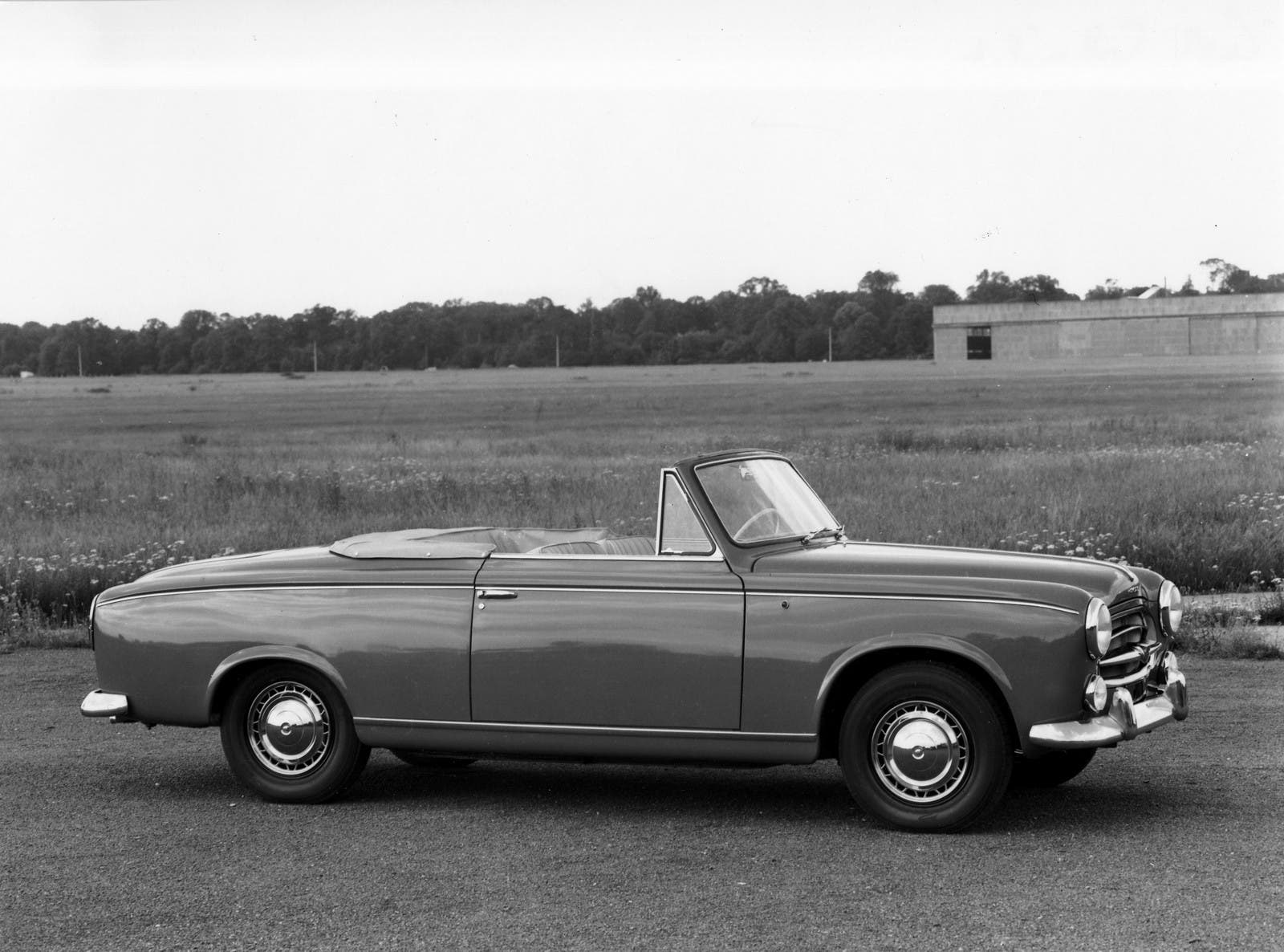 découvrez le charme intemporel de la colombo décapotable, une voiture emblématique alliant élégance et performance. parfaite pour les balades ensoleillées, elle offre une expérience de conduite inoubliable et un style inégalé. plongez dans l'univers de l'automobile classique avec cette décapotable qui ne manquera pas de faire tourner les têtes.