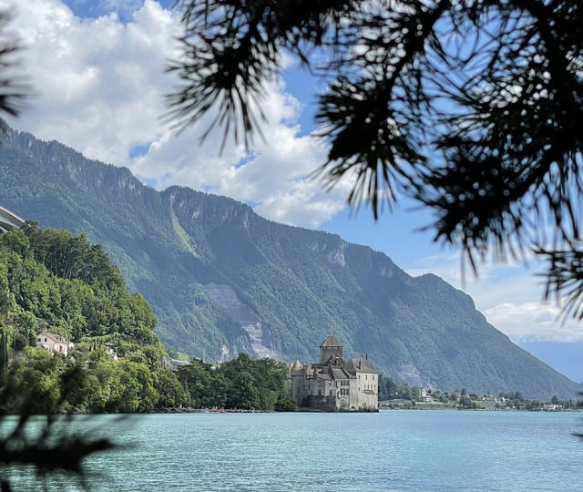 découvrez evian, la célèbre station thermale au bord du lac léman. ce guide touristique complet vous invite à explorer ses eaux bienfaisantes, ses infrastructures de wellness, ainsi que ses paysages enchanteurs. profitez d'activités variées, de balades en pleine nature et d'une immersion dans l'art de vivre alpin. préparez votre séjour détente et ressourcement à evian!