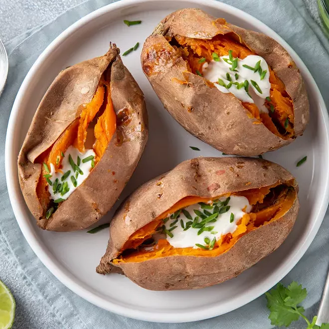 découvrez la délicieuse recette de patate douce au four d'edith, un plat savoureux et réconfortant, idéal pour accompagner vos repas. facile à préparer, cette recette met en valeur la douceur naturelle de la patate douce, pour un dîner sain et gourmand.