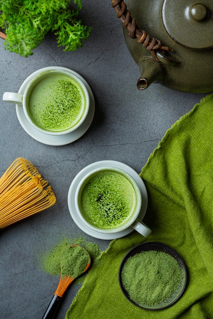 découvrez le thé matcha, une boisson énergisante riche en caféine, parfaite pour stimuler votre esprit tout en offrant des bienfaits antioxydants. savourez cette délicieuse poudre de thé vert, idéale pour recharger vos batteries ou agrémenter vos recettes.