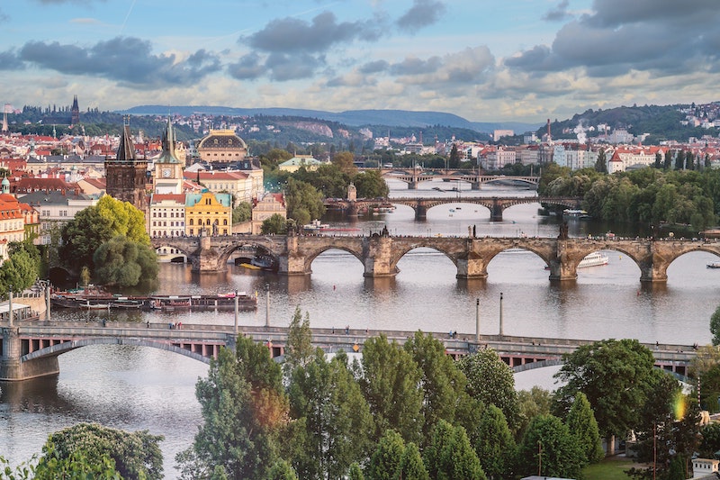 découvrez comment voyager en europe à moindre coût grâce à nos astuces et conseils pratiques pour économiser sur les billets, l'hébergement et les activités. explorez des destinations fascinantes sans exploser votre budget !