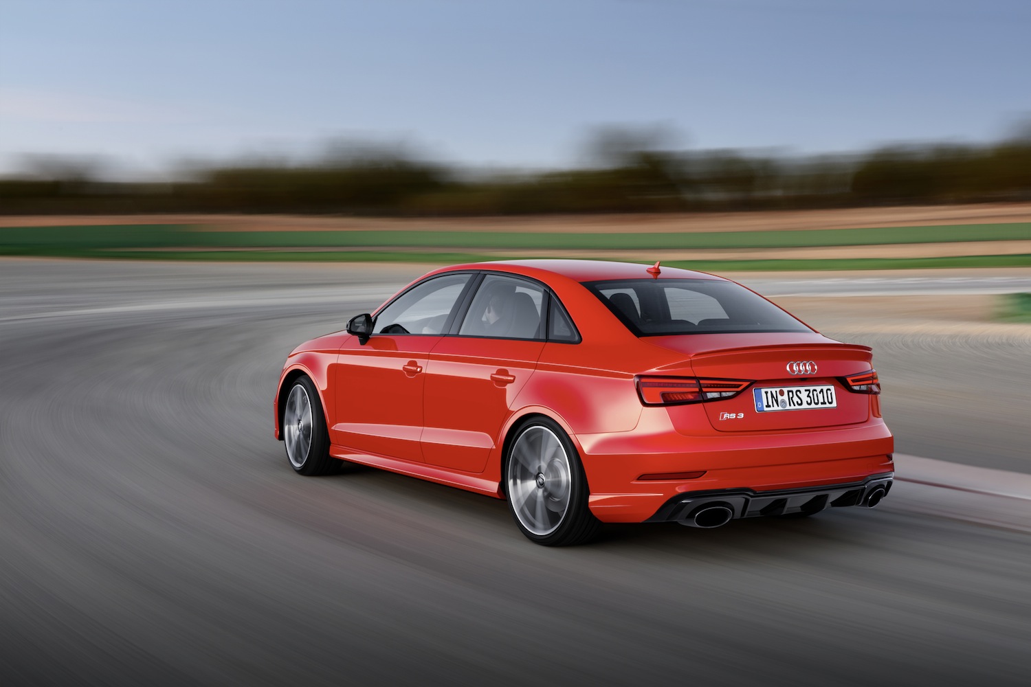découvrez l'audi rs3 décapotable, une histrionique fusion de performance et d'élégance. avec son design aérodynamique et son moteur puissant, ce modèle incarne le succès sur tous les routes. plongez dans une expérience de conduite inoubliable.