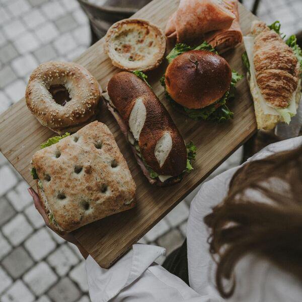 découvrez le savoureux bagel saumon edith, alliant la fraîcheur du saumon fumé à une fine crème et des ingrédients de qualité. un délice idéal pour un repas rapide ou un brunch gourmand !
