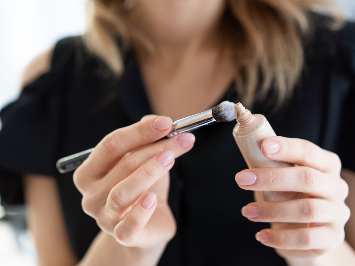 découvrez notre guide complet sur le choix entre bb crème et fond de teint pour les peaux matures. apprenez à mettre en valeur votre beauté naturelle tout en bénéficiant d'une hydratation et d'une couvrance adaptées à votre âge. trouvez le produit idéal pour un teint lumineux et éclatant !