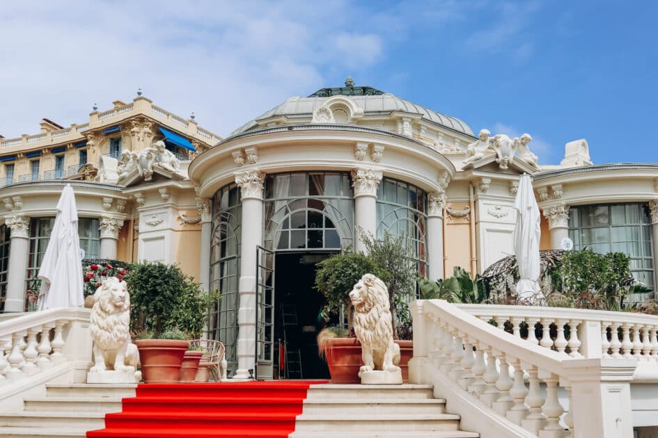 découvrez beaulieu-sur-mer, une charmante destination de la côte d'azur, offrant des plages idylliques, une gastronomie raffinée et des paysages à couper le souffle. explorez ses villas belle époque, ses jardins luxuriants et profitez d'activités nautiques variées pour un séjour inoubliable.