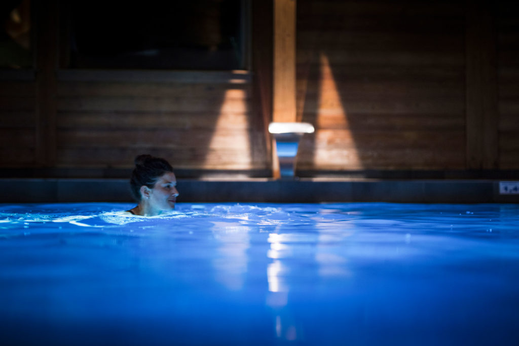 découvrez le bien-être en haute-savoie avec nos jacuzzis de luxe. détendez-vous au cœur des montagnes, profitez de moments de relaxation inoubliables dans un cadre idyllique. réservez votre expérience bien-être dès maintenant !