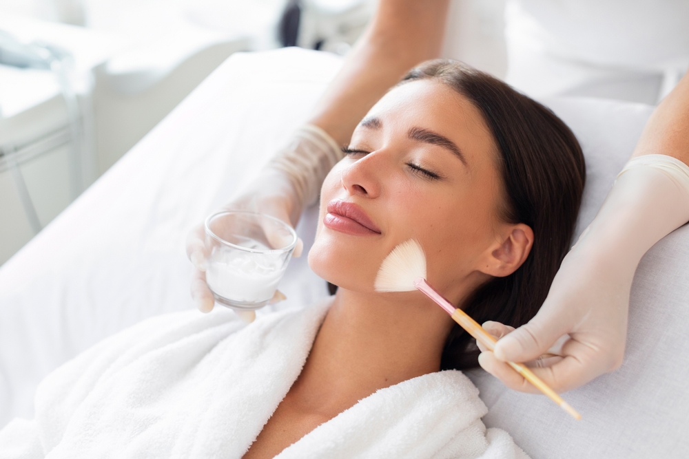 découvrez les bienfaits du peeling visage : une méthode efficace pour raviver votre teint, éliminer les imperfections et stimuler le renouvellement cellulaire. obtenez une peau éclatante et rejuvenée grâce à cette technique esthétique adaptée à tous les types de peau.