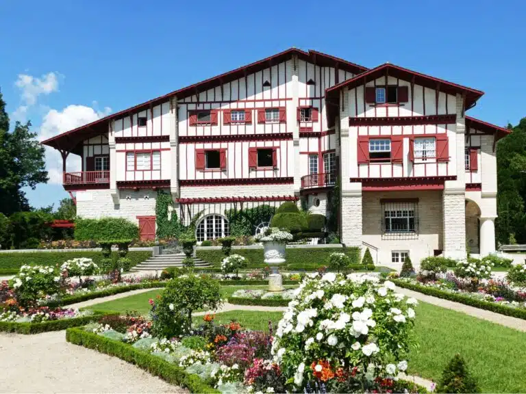 découvrez cambo-les-bains, une destination idéale pour un séjour relaxant. profitez des soins thermaux, des paysages sereins et d'activités apaisantes qui revitaliseront votre corps et votre esprit.