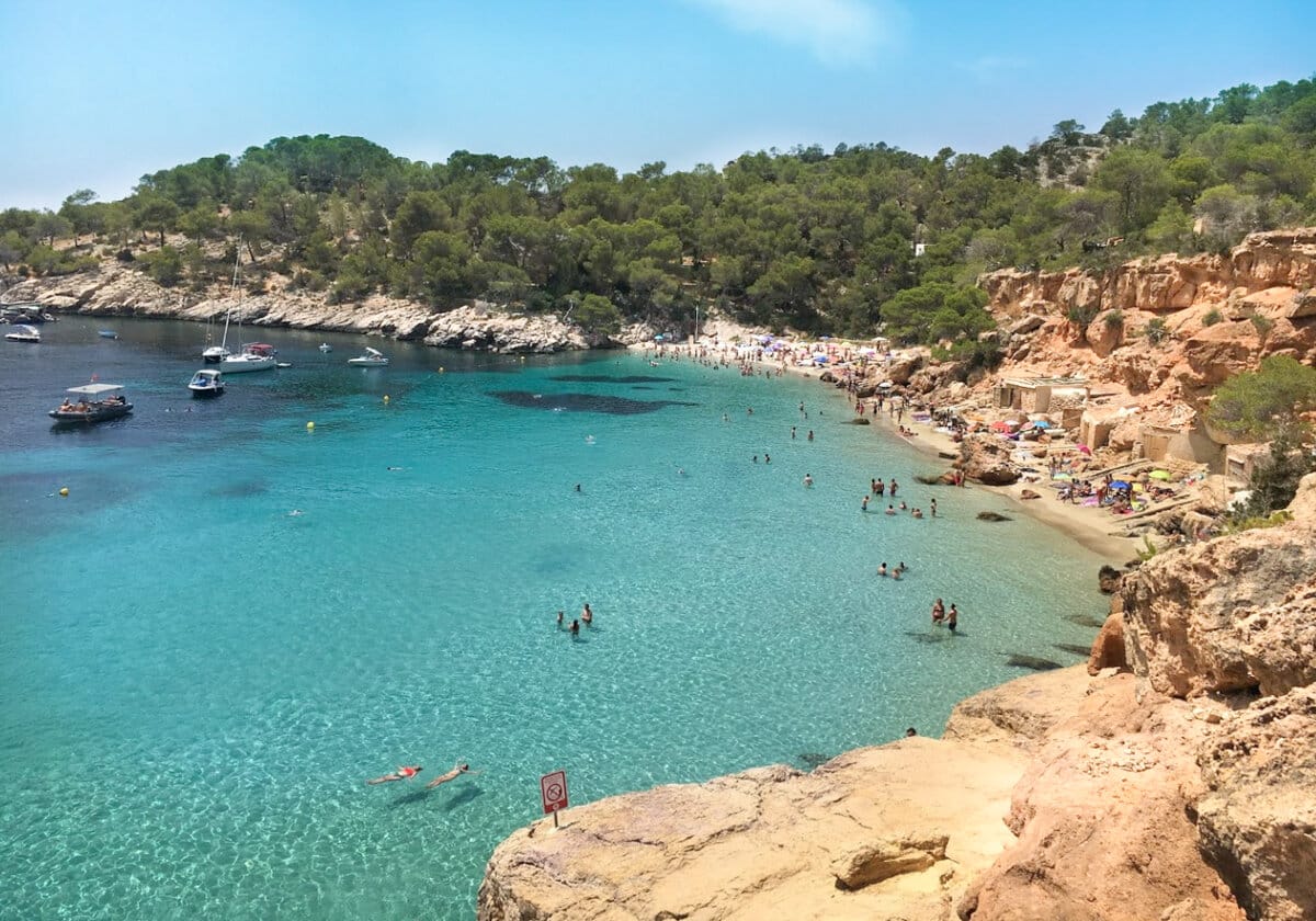 découvrez les criques secrètes d'ibiza, des havres de paix cachés où le turquoise des eaux rencontre la beauté sauvage des paysages. parfaites pour une escapade en toute intimité, ces plages méconnues offrent un cadre idyllique pour se détendre loin des foules. explorez ces trésors cachés et laissez-vous séduire par la magie d'ibiza.