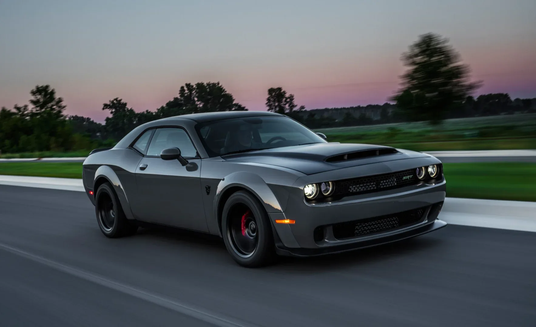 découvrez le dodge challenger, une fusion parfaite de puissance et de style. avec son design audacieux et ses performances impressionnantes, ce muscle car incarne l'esprit de la conduite américaine. plongez dans l'univers de la vitesse et de l'élégance avec le challenger.