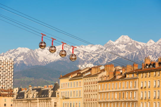 découvrez grenoble, la capitale des alpes, une ville riche en histoire, entourée de montagnes majestueuses et offrant une multitude d'activités culturelles et sportives. explorez ses paysages à couper le souffle et son patrimoine unique.