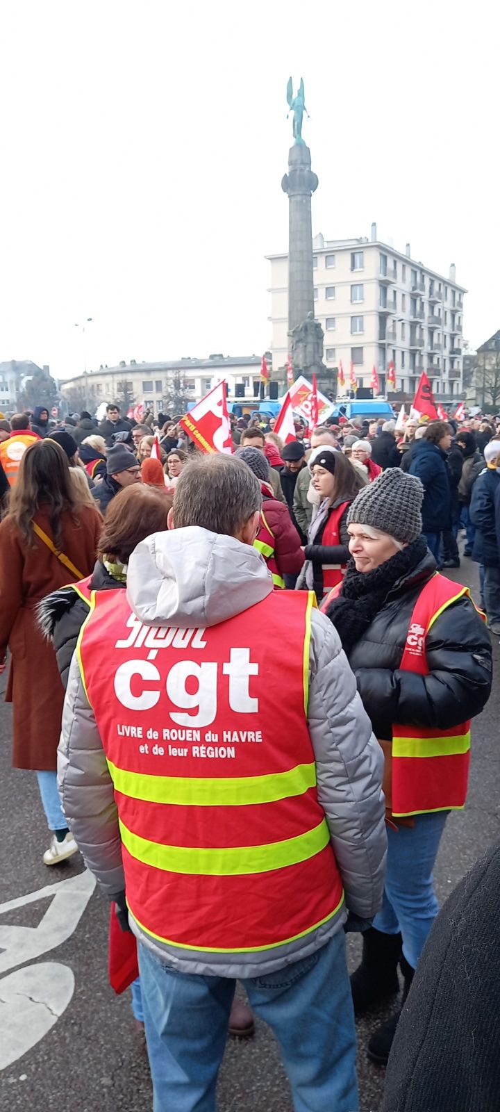 découvrez les enjeux et les événements de la grève à rouen. suivez l'actualité locale et les impacts sur la vie quotidienne des citoyens, ainsi que les revendications des manifestants.