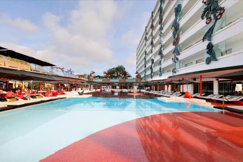 découvrez l'hôtel ushuaïa ibiza, un temple de la fête au cœur de l'île blanche. profitez d'une expérience inoubliable avec des concerts en plein air, des piscines élégantes et un accès direct à la plage. laissez-vous séduire par un cadre luxuriant et un service exceptionnel pour des vacances mémorables.