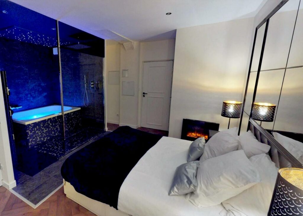 découvrez les meilleurs hôtels avec jacuzzi à paris pour un séjour romantique inoubliable. profitez de votre propre espace détente au cœur de la ville lumière, avec des services haut de gamme et un cadre luxueux.