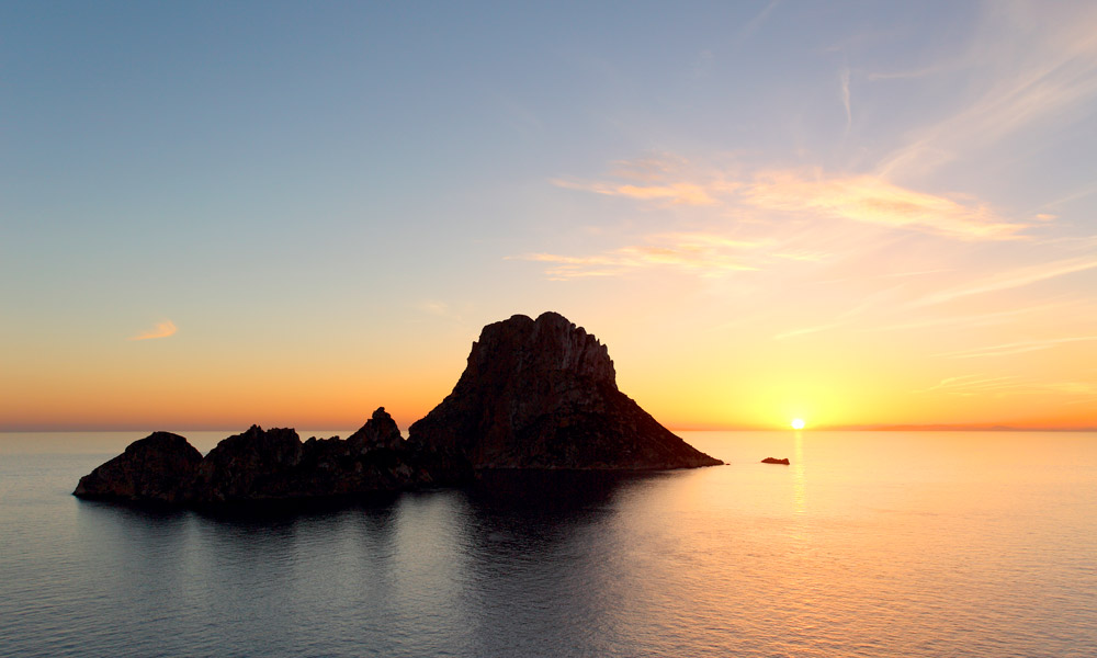 découvrez pourquoi avril est le mois idéal pour visiter ibiza. profitez des températures douces, des plages moins fréquentées et d'activités variées. explorez l'île en toute tranquillité et vivez des expériences uniques avant l'arrivée de la haute saison.