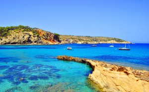 découvrez ibiza en mai : un paradis printanier aux plages ensoleillées, à la vie nocturne animée et aux festivals vibrants. profitez d'une ambiance festive tout en explorant les paysages magnifiques et la culture unique de cette île espagnole.