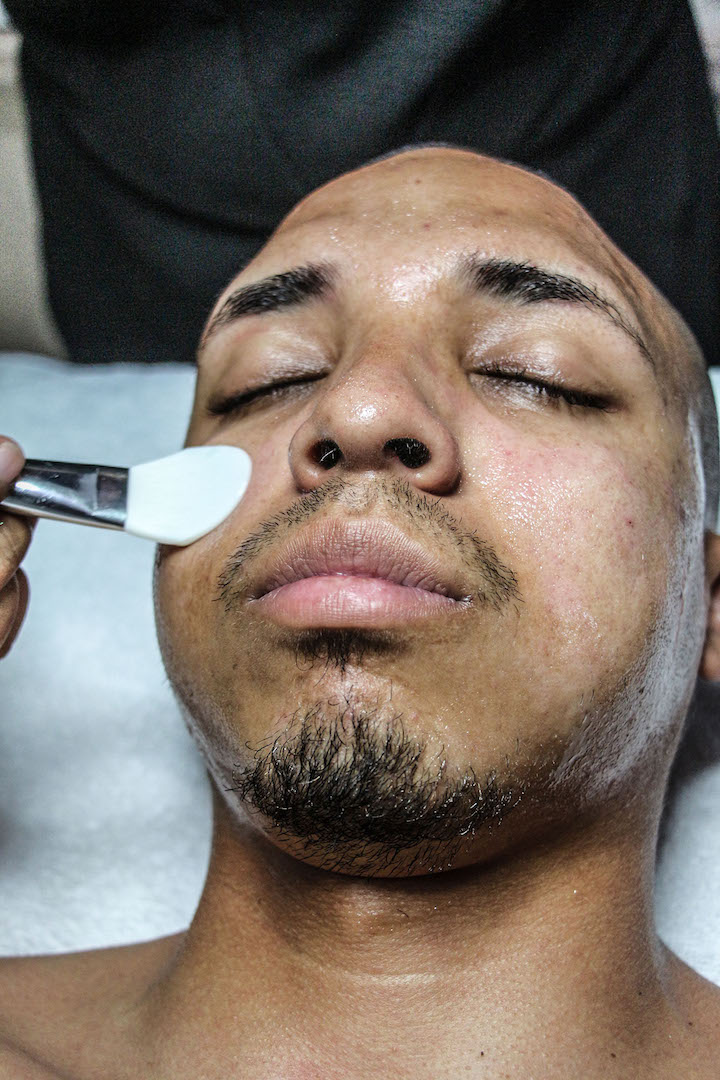 découvrez notre sélection de masques visage spécialement conçus pour hommes. hydratez, purifiez et revitalisez votre peau avec des formules adaptées à tous les types de peau. prenez soin de vous avec nos produits de qualité et offrez à votre visage le traitement qu'il mérite.