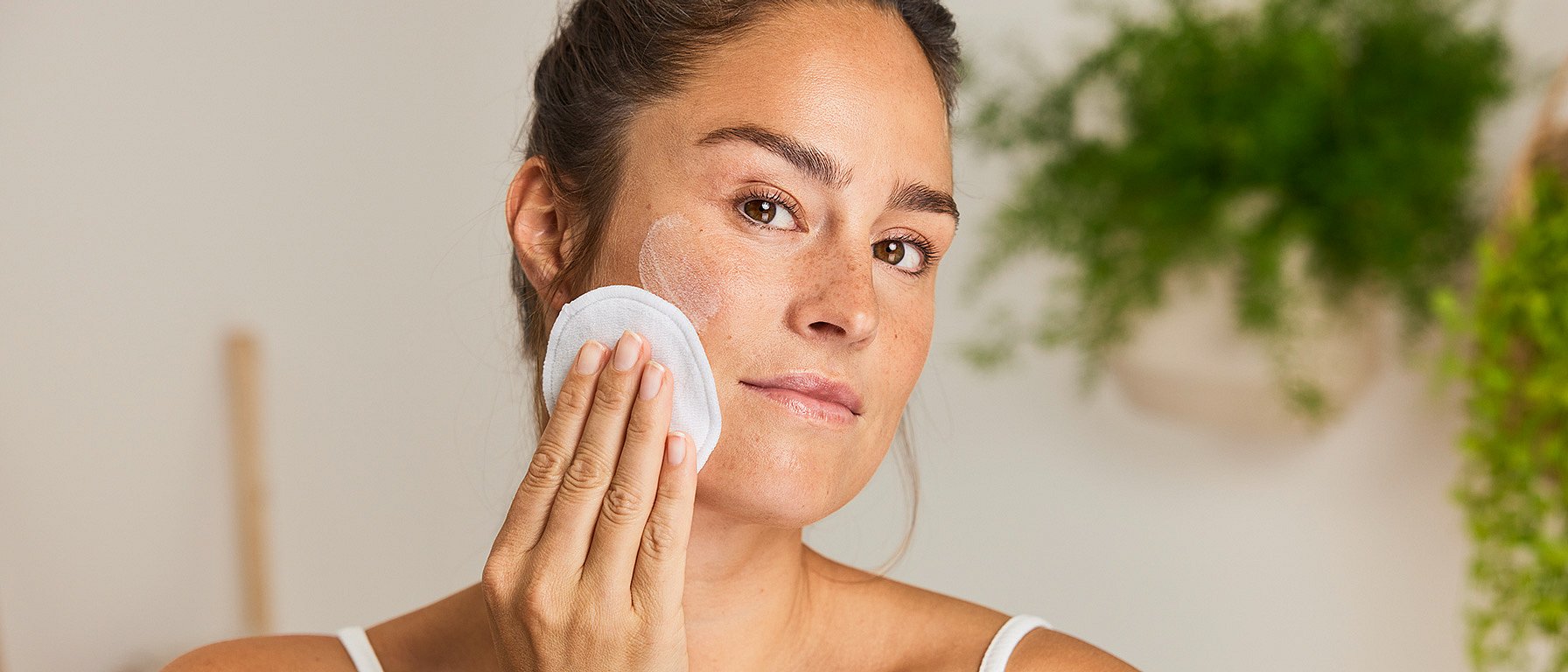 découvrez notre service de nettoyage visage, une expérience revitalisante qui purifie et hydrate votre peau en profondeur. offrez-vous un moment de détente et retrouvez un éclat naturel grâce à des soins adaptés à votre type de peau.