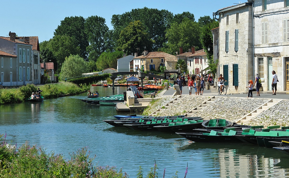 découvrez l'île de ré, une destination idéale pour des vacances inoubliables. plages paradisiaques, charmants villages et activités variées vous attendent. consultez notre office du tourisme pour des conseils, des itinéraires et toutes les informations nécessaires pour profiter pleinement de votre séjour sur cette île enchanteresse.