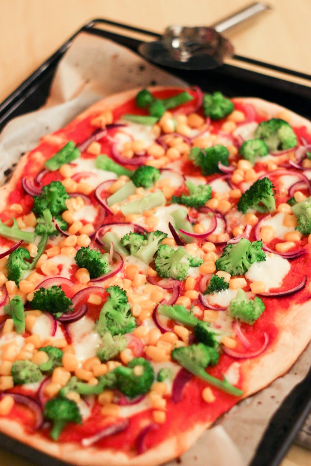 découvrez notre délicieuse pizza brocolis, une combinaison parfaite de saveurs, alliant la fraîcheur des brocolis croquants à une sauce tomate savoureuse et un fromage fondant. une option saine et gourmande qui ravira les amateurs de légumes !