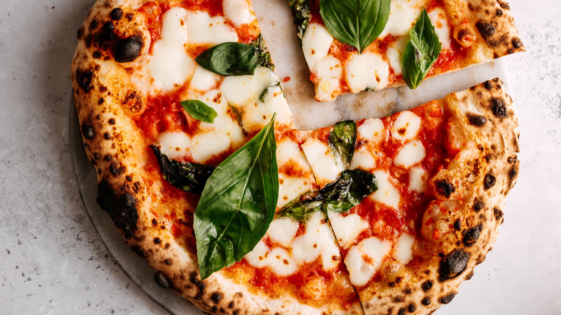 découvrez la pizza louis xiii, une expérience gastronomique unique alliant ingrédients de luxe et savoir-faire culinaire. plongez dans un monde de saveurs raffinées avec cette pizza d'exception, préparée à partir des meilleures matières premières et servie dans une ambiance prestigieuse. un véritable délice pour les amateurs de haute cuisine !