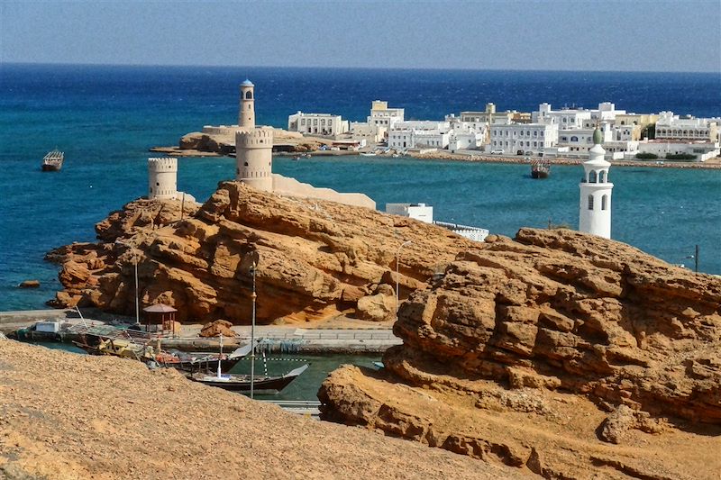 découvrez les paysages envoûtants d'oman lors d'un road trip inoubliable. explorez des déserts majestueux, des montagnes impressionnantes et des plages idylliques tout en vivant une aventure culturelle riche. partez à la rencontre de la tradition omanaise et laissez-vous séduire par l'hospitalité locale.