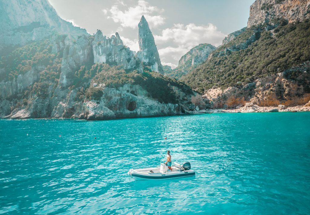 découvrez les paysages spectaculaires et les plages envoûtantes du sud de la sardaigne lors d'un road trip inoubliable. explorez des villages pittoresques, savourez la cuisine locale et vivez des aventures uniques dans cet écrin de nature préservée.