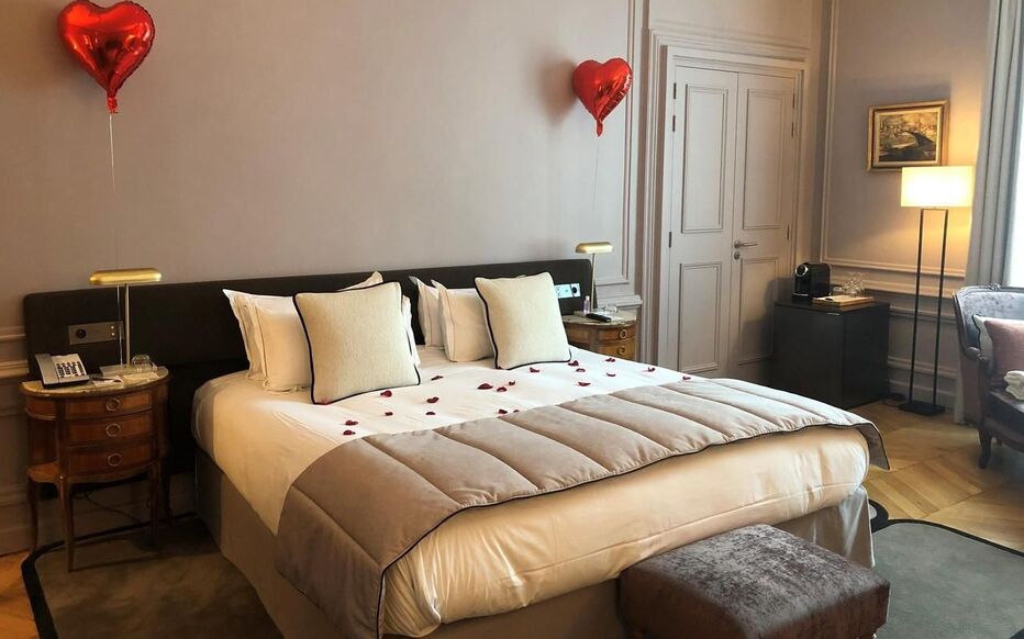 découvrez un séjour romantique inoubliable à paris pour la saint-valentin avec des chambres équipées de jacuzzi. offrez-vous une escapade luxueuse dans la ville des amoureux et créez des souvenirs magiques avec votre partenaire.