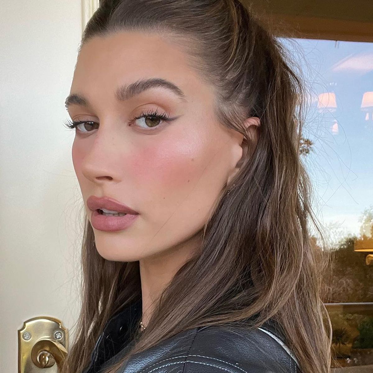 découvrez les secrets beauté d'hailey bieber, des astuces de maquillage aux soins de la peau, pour un look éclatant et naturel inspiré par la célèbre mannequin et influenceuse.