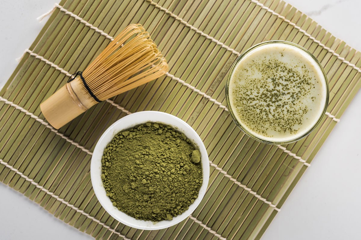 découvrez les bienfaits du thé matcha pour perdre du poids de manière naturelle. apprenez comment cette poudre précieuse peut booster votre métabolisme, réduire votre appétit et vous aider à atteindre vos objectifs de minceur tout en profitant d'une boisson savoureuse et revigorante.