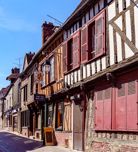 découvrez la ville de beauvais, un bijou de l'oise alliant patrimoine historique et nature. promenez-vous dans ses ruelles pittoresques, visitez la célèbre cathédrale saint-pierre et profitez des paysages verdoyants des alentours. préparez votre visite à beauvais et laissez-vous séduire par son charme authentique.