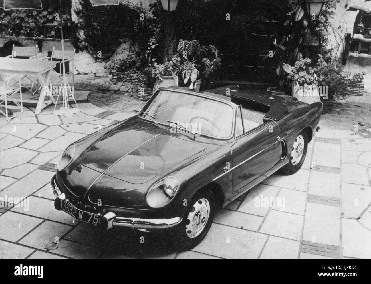 découvrez le charme intemporel de la a110 cabriolet, une voiture de sport élégante alliant performance et design. plongez dans une expérience de conduite unique avec son toit ouvrant, parfait pour les amoureux de la route et du plein air.