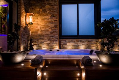 découvrez le confort et l'élégance d'une chambre avec jacuzzi à avignon. offrez-vous une escapade romantique dans cette ville historique, où détente et luxe se rencontrent pour un séjour inoubliable.