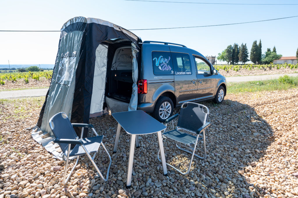 découvrez le caddy beach van, l'accessoire parfait pour vos journées à la plage. pratique et fonctionnel, il vous permettra de transporter facilement tout votre nécessaire de plage, tout en ajoutant une touche de style à vos escapades estivales.