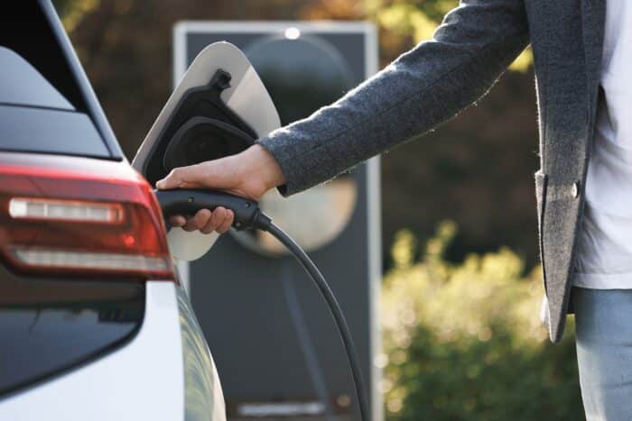 découvrez tout ce qu'il faut savoir sur le coût de recharge des voitures électriques en espagne. comparez les prix, les stations de recharge disponibles et les astuces pour économiser sur vos trajets électrifiés.