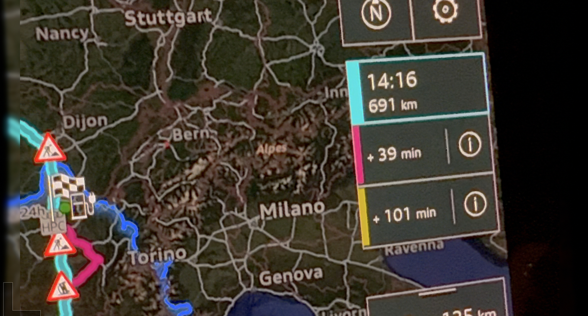 découvrez le défi ultime de 700 km entre l'audi rs e-tron gt et des véhicules thermiques. plongez dans une comparaison fascinante des performances, de l'autonomie et de l'innovation technologique. qui remportera la course ?