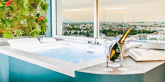 découvrez notre hôtel à toulouse avec jacuzzi, idéal pour un séjour relaxant. profitez de chambres confortables et d'un espace bien-être pour un moment de détente inoubliable.