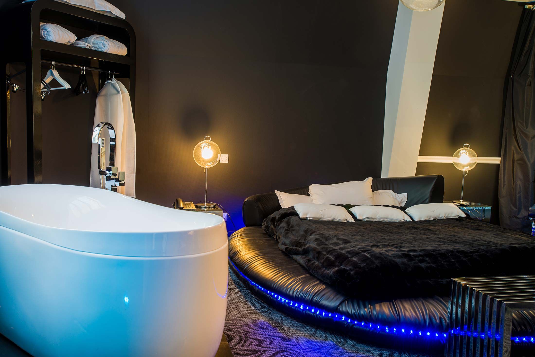 découvrez les meilleurs hôtels avec jacuzzi à tours pour un séjour relaxant et romantique. profitez d'un confort inégalé et d'un cadre idyllique pour vos escapades. réservez dès maintenant votre expérience bien-être en plein cœur de la ville.