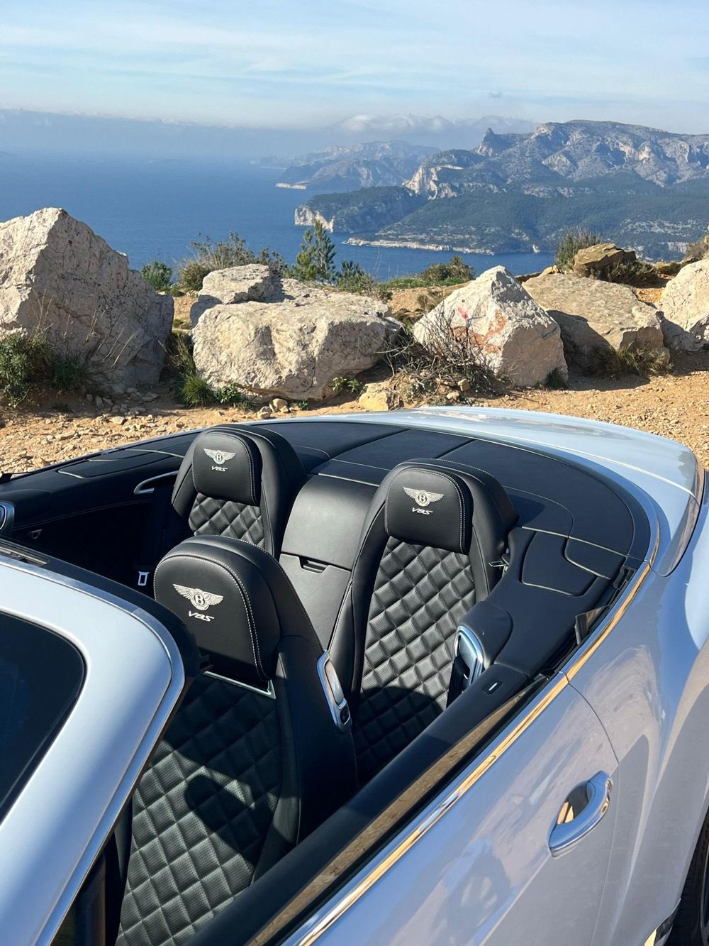 découvrez la luxueuse expérience de la limousine cabriolet, alliant confort et style. parfaite pour vos événements spéciaux, cette voiture raffinée vous garantit une promenade inoubliable en plein air tout en offrant le service haut de gamme que vous méritez.