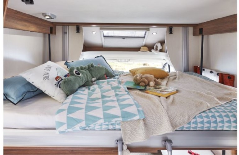 découvrez notre sélection de lits pour camping-car, alliant confort et praticité. idéals pour vos escapades, ces lits maximisent l'espace tout en garantissant une bonne nuit de sommeil. parfaits pour les amateurs de voyages en véhicule récréatif !