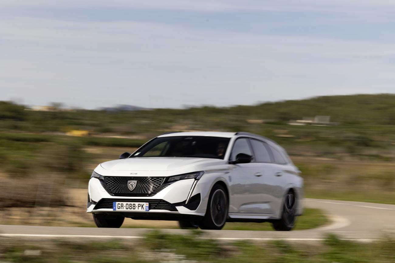 découvrez la transition électrique de peugeot : des véhicules innovants et écologiques qui allient performance, technologie avancée et respect de l'environnement. rejoignez le mouvement vers une mobilité plus durable.