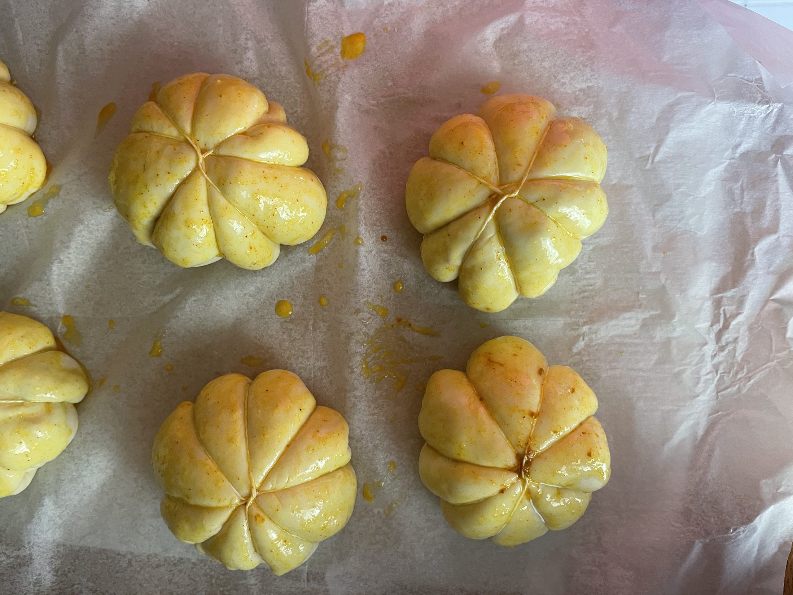 découvrez notre délicieuse pizza à la citrouille, une recette automnale qui allie saveurs douces et épicées. parfaite pour réchauffer vos soirées d'automne, elle ravira les amateurs de cuisine de saison. savourez cette alliance unique de légumes frais et de fromage fondant dans un environnement cozy.