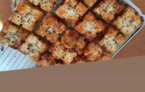 découvrez notre délicieuse pizza inversée, où la pâte croustillante se marie parfaitement avec une garniture généreuse de vos ingrédients préférés. un nouvel art culinaire qui réinvente la pizza traditionnelle pour une expérience gustative unique et savoureuse. à déguster sans modération !