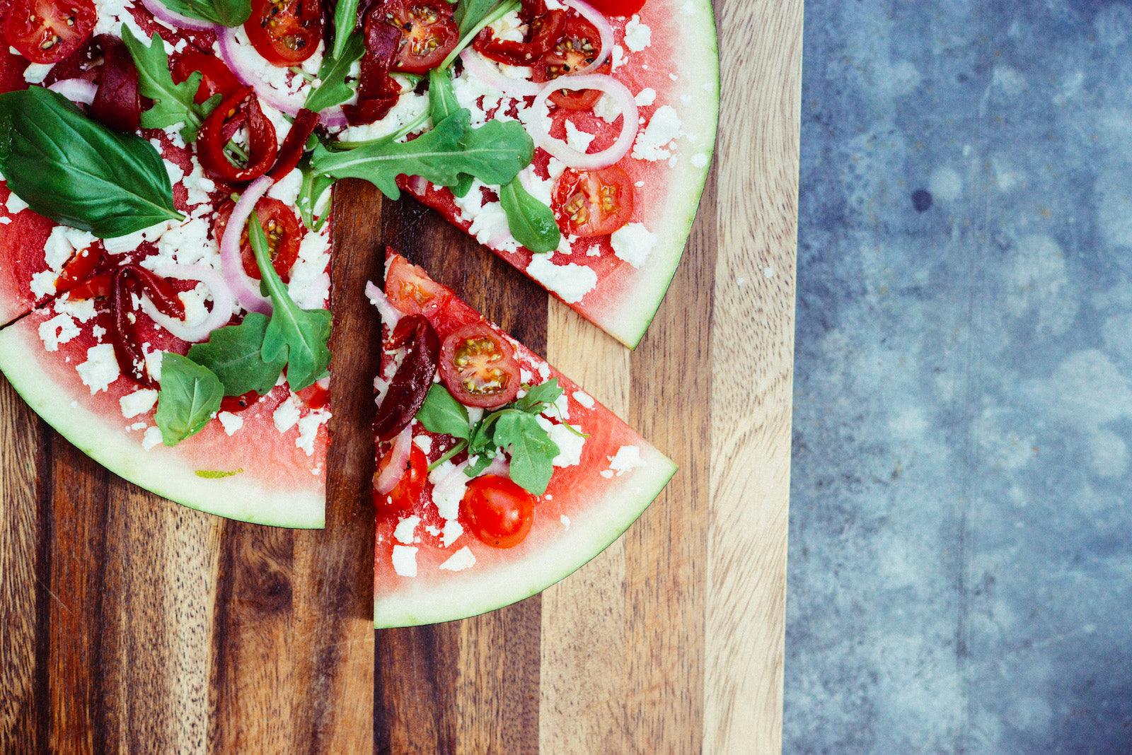 découvrez notre recette originale de pizza pastèque, une délicieuse fusion de saveurs estivales. savourez une croûte dorée, garnie de morceaux juteux de pastèque, de fromage frais, de menthe et d'un filet de balsamique pour une expérience gustative inédite. parfait pour vos repas ensoleillés!