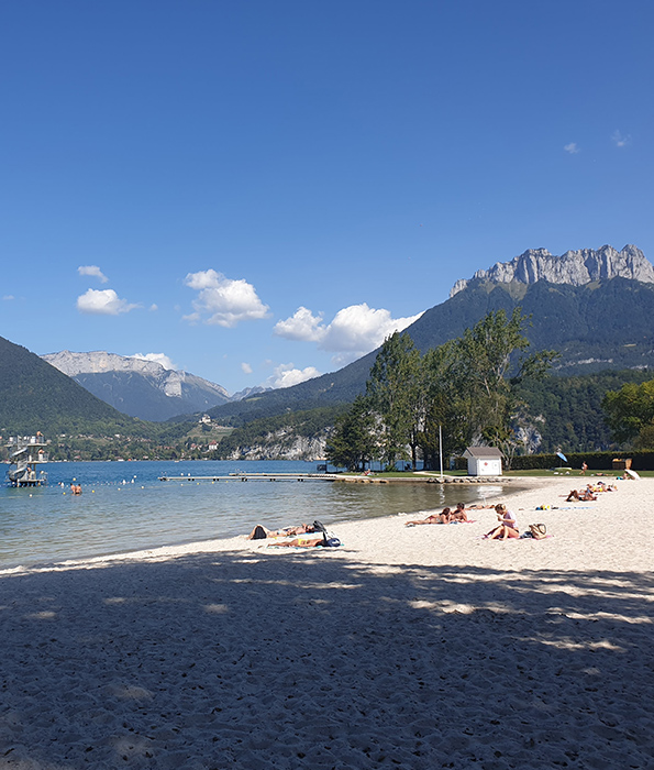 découvrez les plages payantes d'annecy, idéales pour profiter d'une journée ensoleillée au bord du lac. détente, activités nautiques et confort vous attendent dans ce cadre enchanteur.