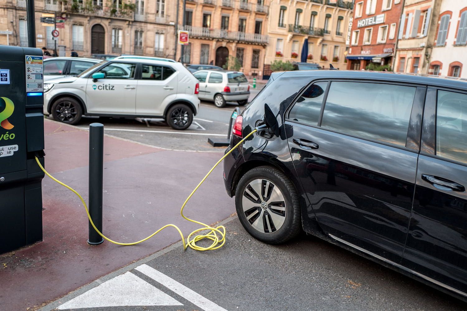 découvrez tout ce qu'il faut savoir sur la recharge des voitures électriques : types de bornes, durée de charge, coûts et conseils pratiques pour optimiser votre expérience de conduite électrique.