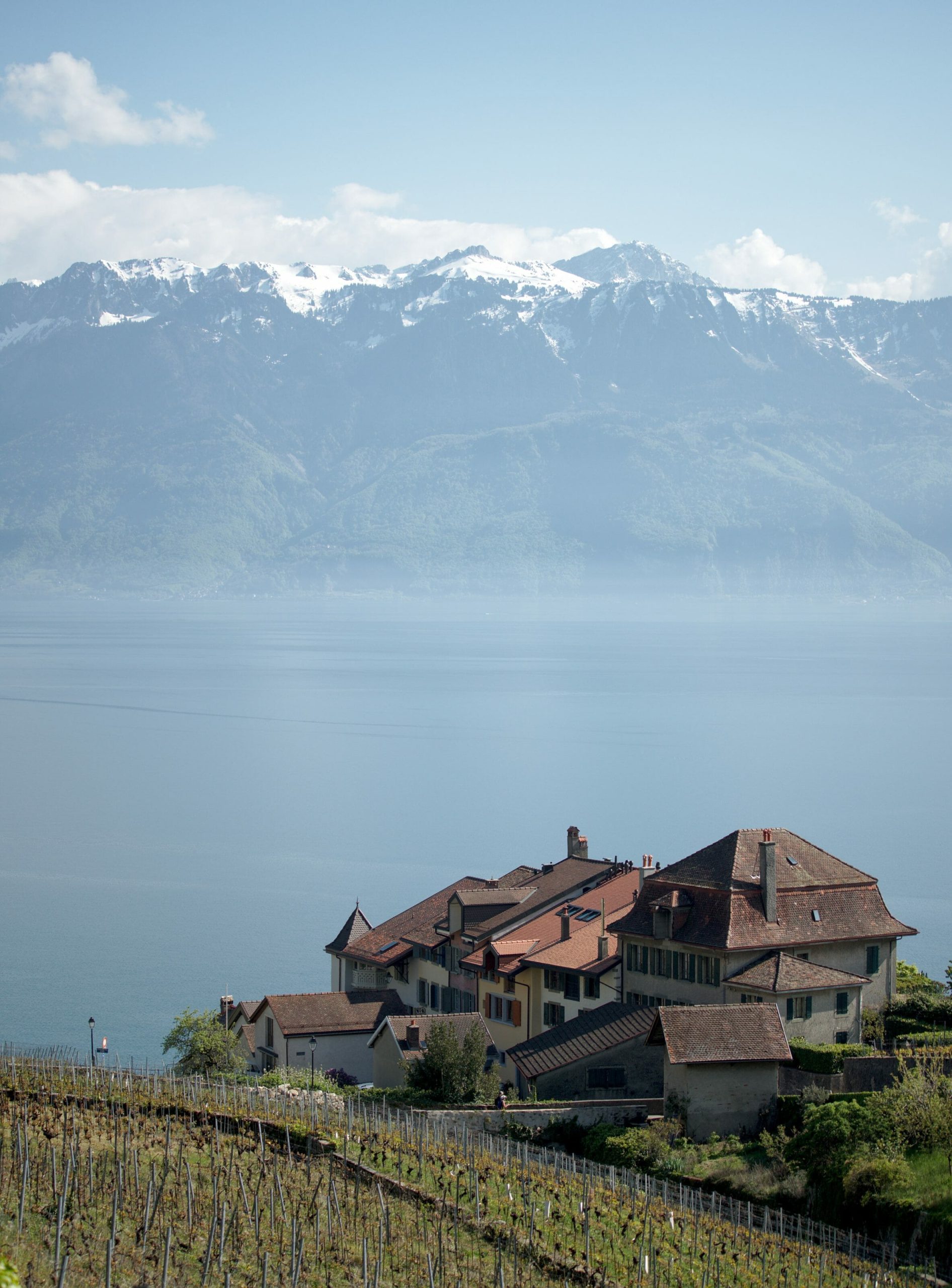 découvrez les paysages époustouflants et les charmants villages du canton de vaud lors de votre road trip. entre lacs scintillants, montagnes majestueuses et richesses culturelles, laissez-vous séduire par cette aventure inoubliable au cœur de la suisse.