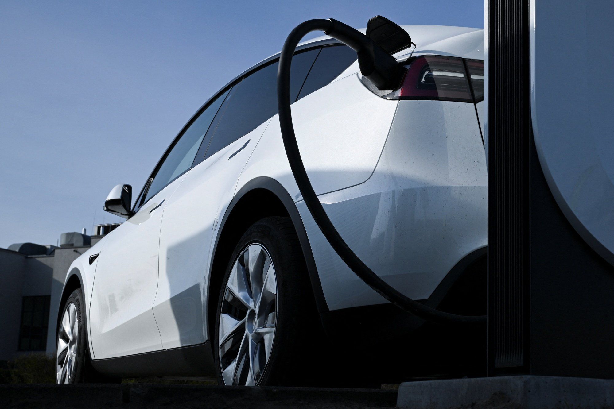 découvrez les récentes mesures de l'ue concernant la suppression des taxes sur les véhicules électriques importés de chine. informez-vous sur les enjeux économiques, environnementaux et les implications pour le marché automobile européen.