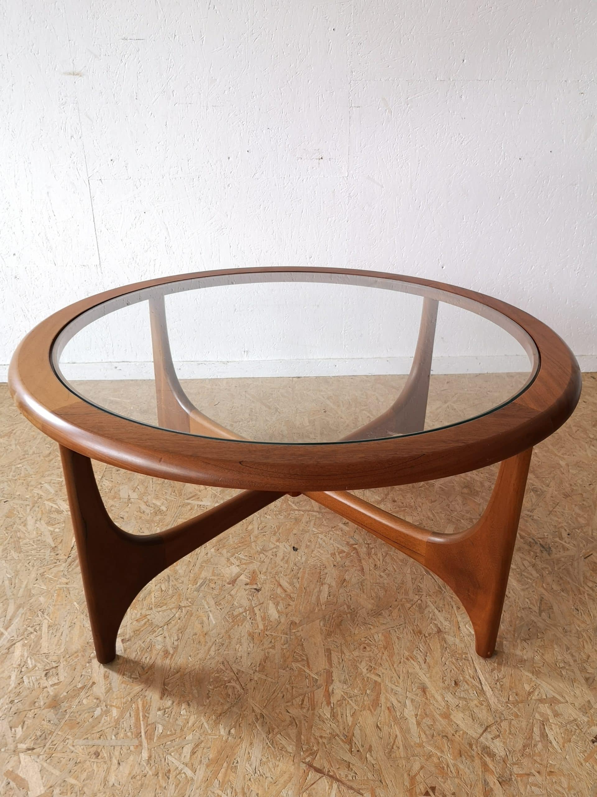 découvrez la table basse vintage baumann, un meuble alliant élégance intemporelle et fonctionnalité. parfaite pour apporter une touche rétro à votre salon, elle est fabriquée avec des matériaux de qualité et un design soigné. idéale pour les passionnés de décoration vintage.